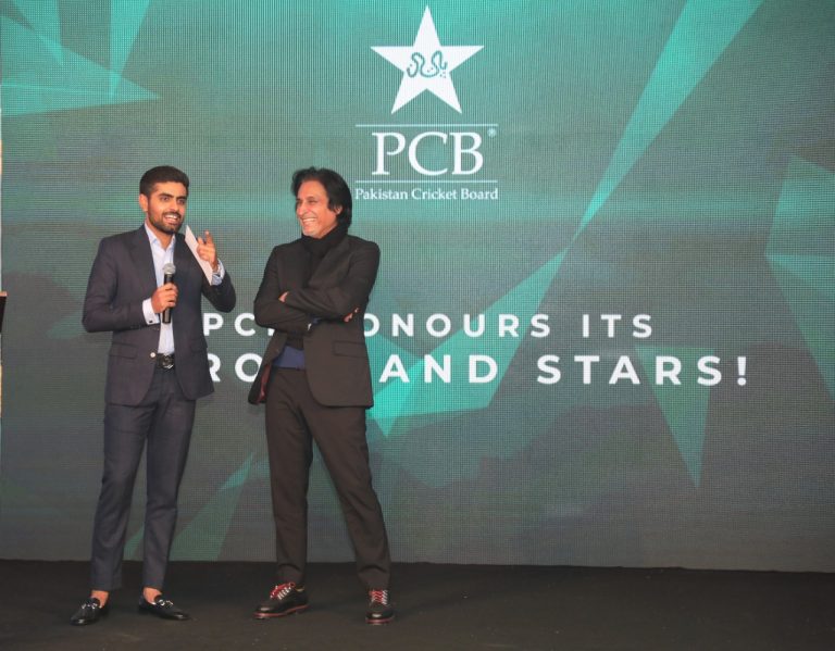 پاکستان کرکٹ ٹیم کے اعزاز میں سجائی گئی تقریب میں کیش انعامات تقسیم