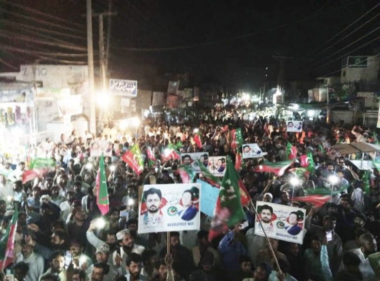 پاکستانی عوام  اچانک سڑکوں پر،عمران خان کا تازہ ترین بیان آگیا