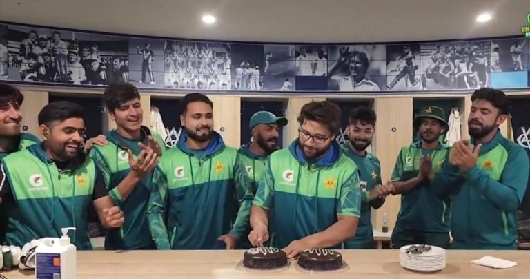 کیک کے ساتھ مستی،پاکستان کرکٹ ٹیم کی اپنی موج مستی