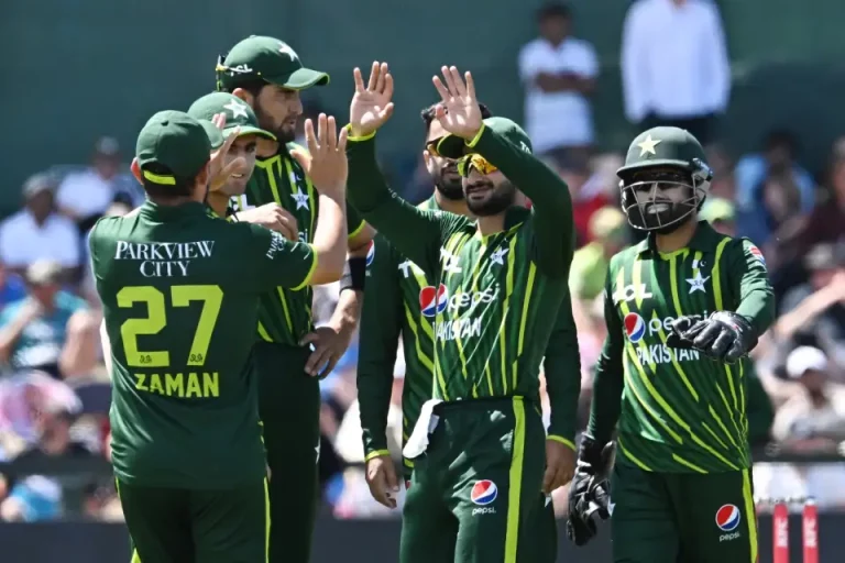پاکستان کرکٹ ٹیم،2 کھلاڑی کل دبئی،4 بنگلہ دیش اور باقی پاکستان کیلئے پرواز پکڑیں گے