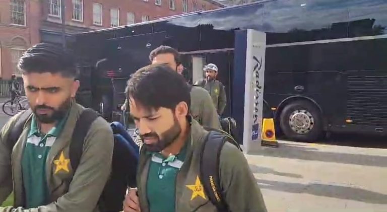 پاکستان کرکٹ ٹیم انگلینڈ پہنچ گئی