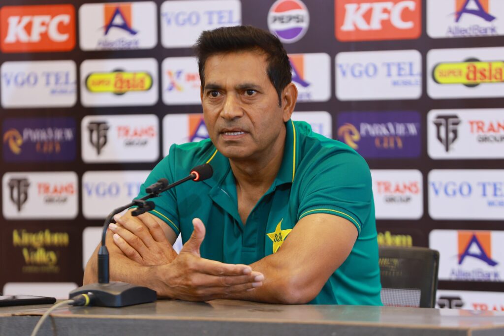 عاقب جاوید سپن پچز پالیسی کیلئے دیوار بن گئے،شاہین کاٹیسٹ کیریئرختم کردیا،پریس کانفرنس میں الٹا سوال کرڈالا
