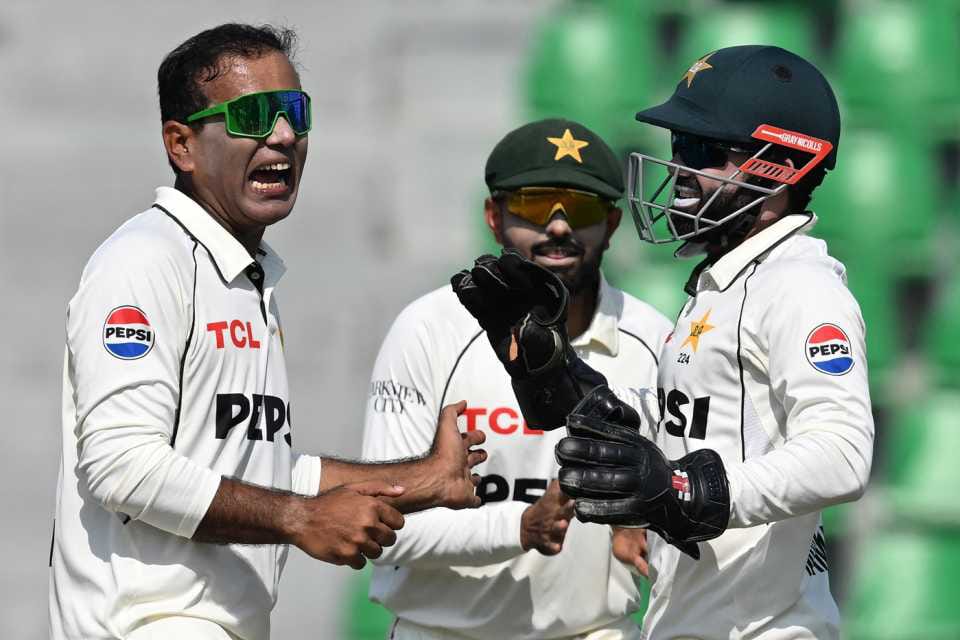 لاہور ٹیسٹ،دوسرے روز کے بعد پاکستان ٹاپ پر،پروٹیزکیلئے مشکلات زیادہ لاہور ٹیسٹ،دوسرے روز کے بعد پاکستان ٹاپ پر،پروٹیزکیلئے مشکلات زیادہ