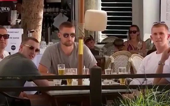 پے درپے شکستیں بھلانے کیلئے انگلش کرکٹرز مے نوشی میں پے درپے شکستیں بھلانے کیلئے انگلش کرکٹرز مے نوشی میں